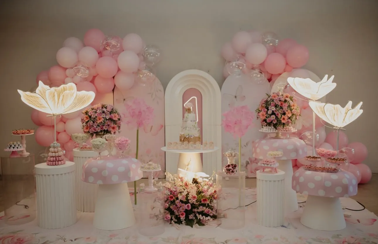 Decoração com borboletas e cogumelos, em tons de rosa