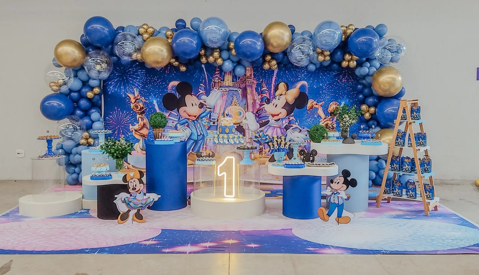 Decoração com tema Mickey e Minnie, com balões azuis e dourados
