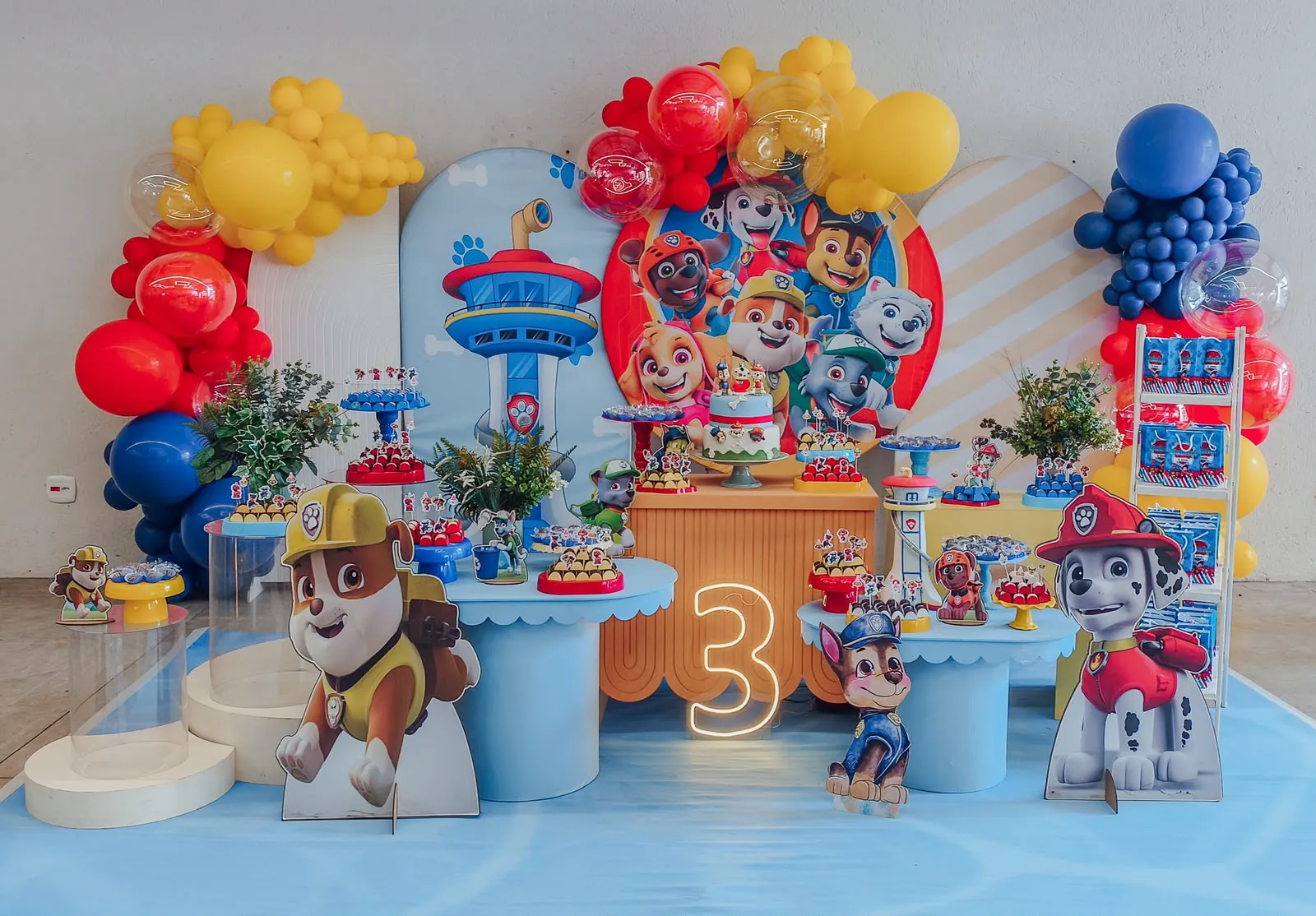 Decoração com tema Patrulha Canina, com balões em azul, vermelho e amarelo