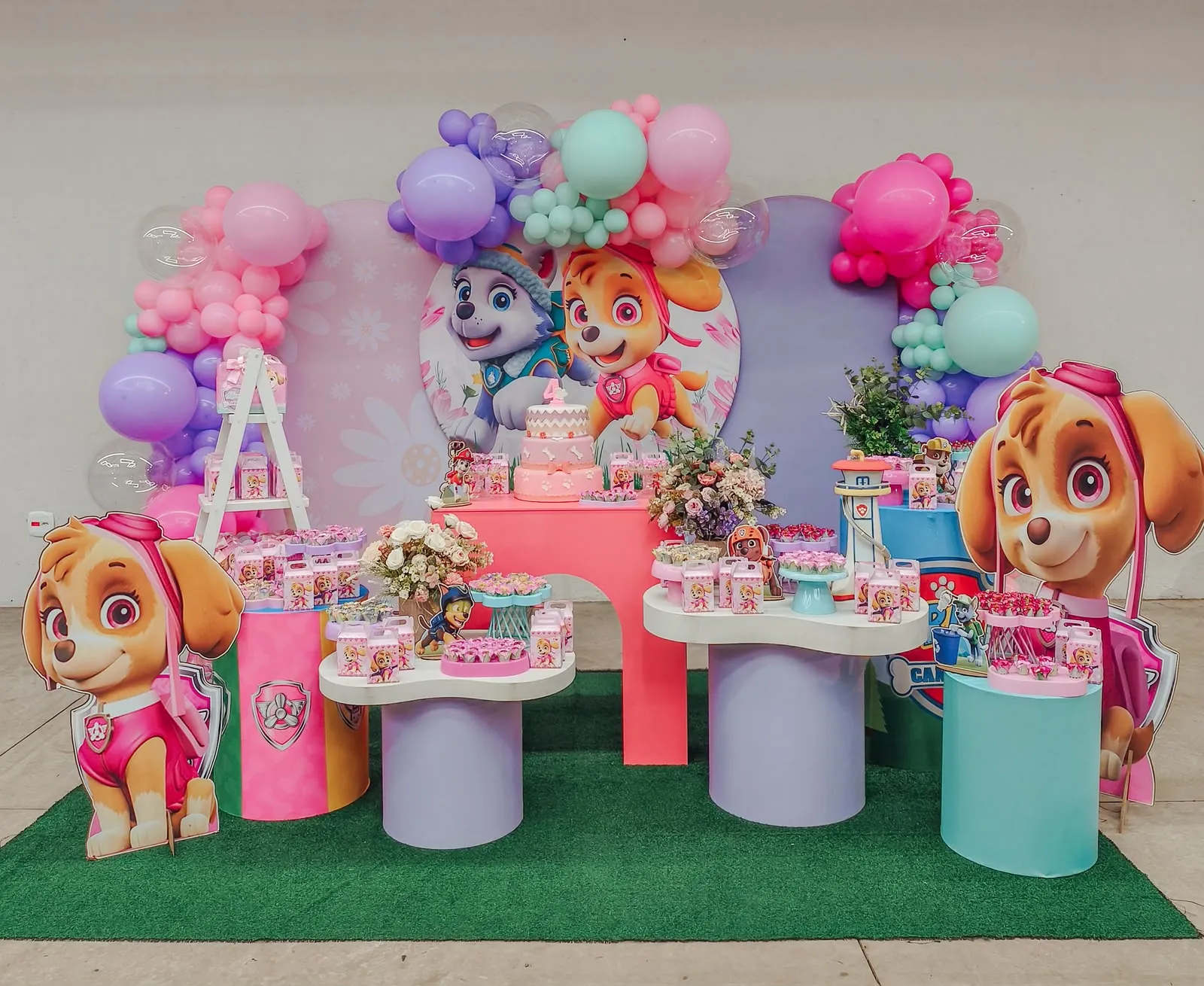 Decoração com tema Patrulha Canina com a personagem Skye, em rosa, lilás e verde-água