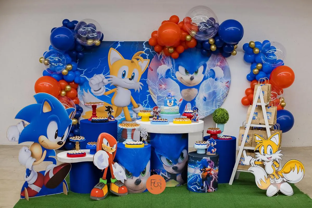 Decoração com tema Sonic, com os personagens Sonic, Tails e Knuckles e balões azuis e laranja