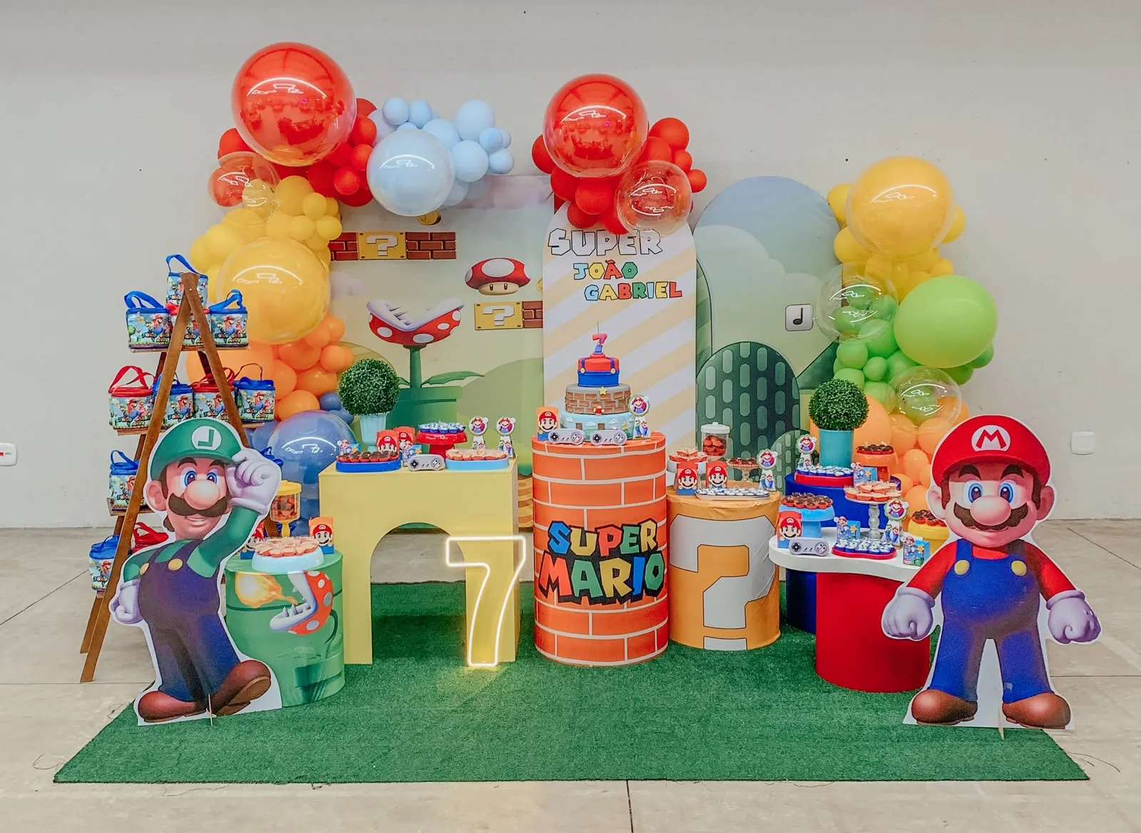 Decoração com tema Super Mario, com os personagens Mario e Luigi e balões coloridos