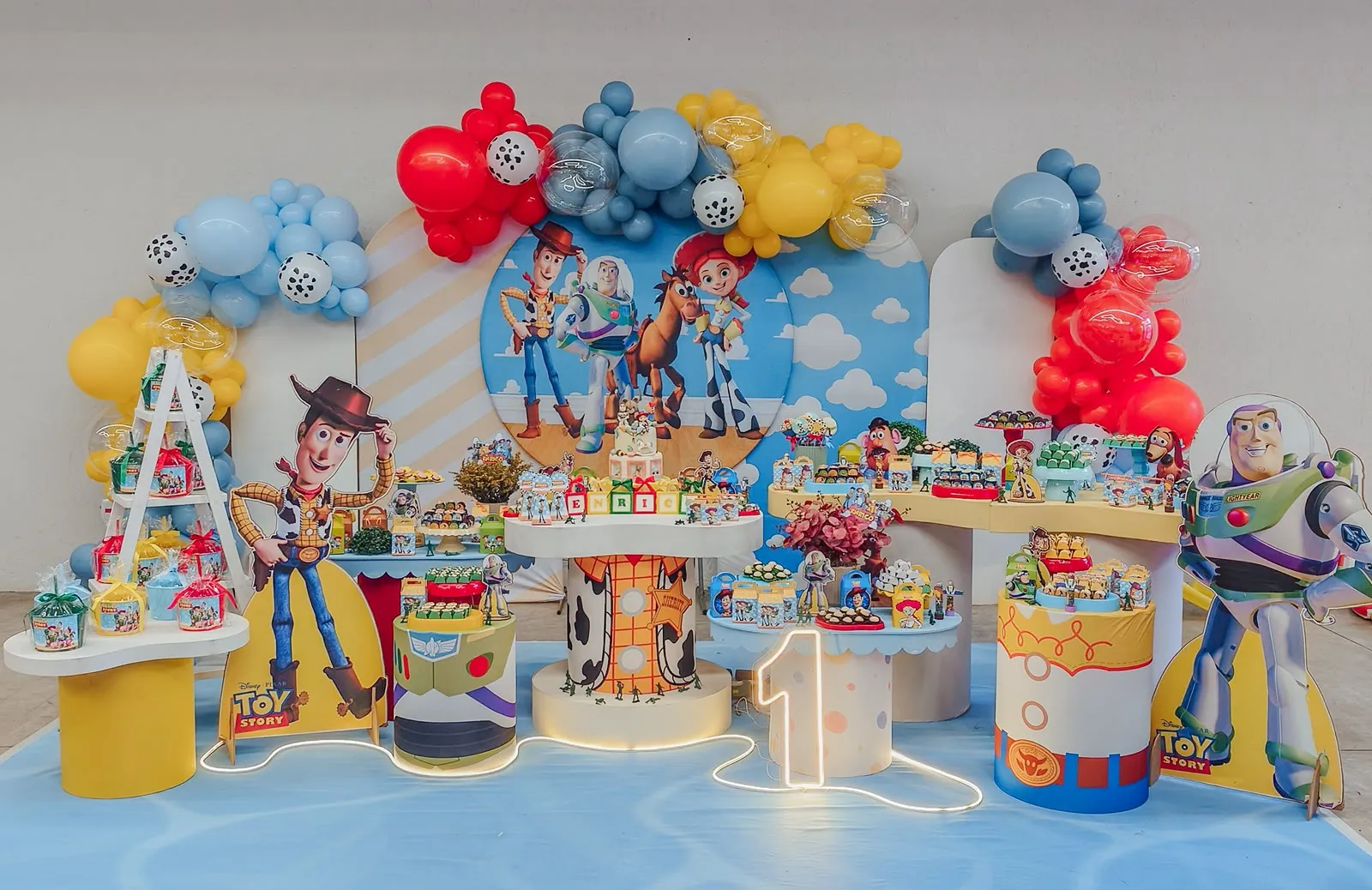 Decoração com tema Toy Story, com os personagens Woody e Buzz e balões coloridos